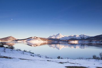 Paesaggio invernale abruzzese al crepuscolo