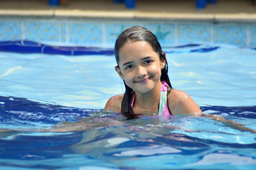 Wall Mural - Little Hispanic Girl in the Swimming Pool