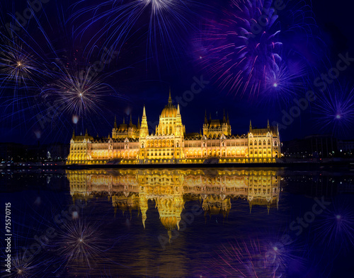 Fényképezés Fireworks and Hungarian parliament, Budapest