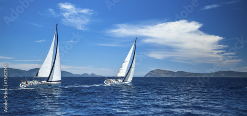 Fototapety Regaty  panorama-wyscigu-jachtow-na-otwartym-morzu-luksusowe-jachty