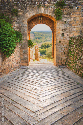 wyjdz-z-miasta-monteriggioni-z-widokiem-na-toskanska-lagune