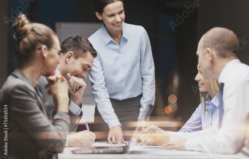 Fotografía smiling female boss talking to business team
