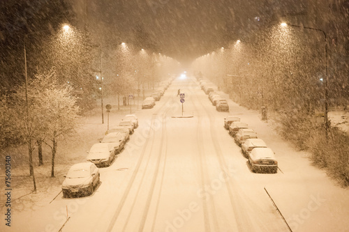Fotomural Las porciones de las nevadas y la carretera vacía