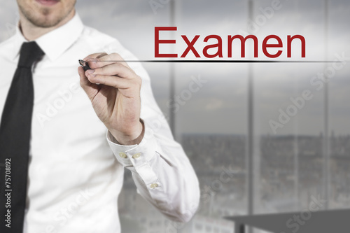 Foto Geschäftsmann in Büro schreibt Examen in die Luft