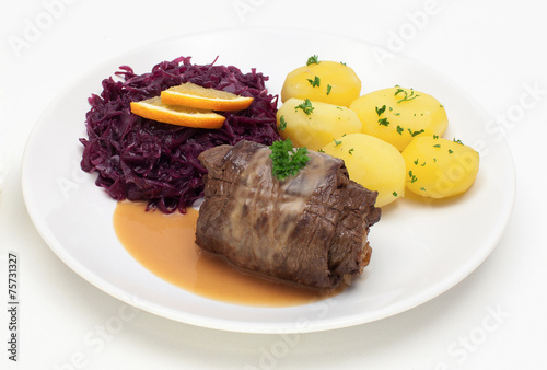 Fotografie, Obraz Rinderroulade mit Rotkohl und Salzkartoffeln