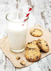 Canvas Print - Chocolate chip cookie and glass of milk