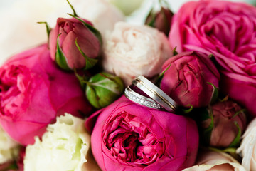 Beautiful wedding bouquet and wedding rings 