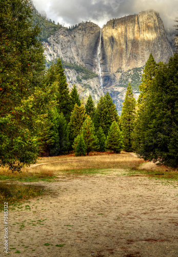 wodospad-yosemite-las-i-gory-piekna-dolina