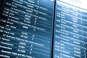 Fototapete - Flight arrival and departure sign board in airport