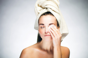 Poster - Fresh girl cleaning face with cotton swab