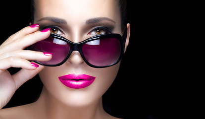 Wall Mural - Fashion Model Woman in Pink Sunglasses, Makeup and Manicure