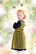 blondes Kind im Bumble Bee Kostüm - farbiger Hintergrund