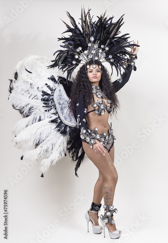 Naklejka dekoracyjna Samba dancer wearing traditional costume and posing