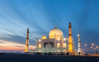 Fototapete - Siddiqa Fatima Zahra Mosque in Kuwait, Middle East