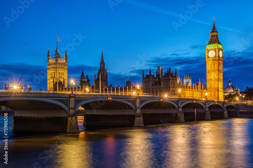 London at night: Houses of Parliament and Big Ben Tableau sur Toile