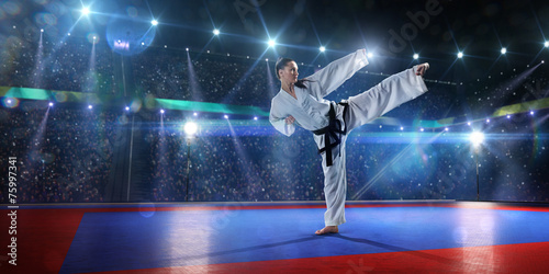  Obrazy Karate   profesjonalna-karate-fighter-kobieta-na-bialym-tle