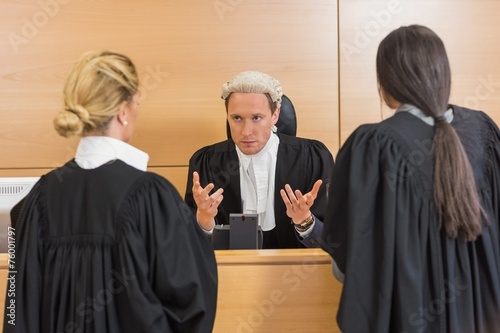 Fotografía Lawyers speaking with the judge