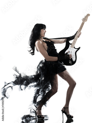 kobieta-gra-na-gitarze-elektrycznej