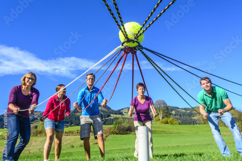Fotografía Kooperationsspiel beim Outdoor-Teambuilding