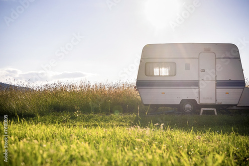Cuadros en Lienzo Caravan trailer on rural sunny setting