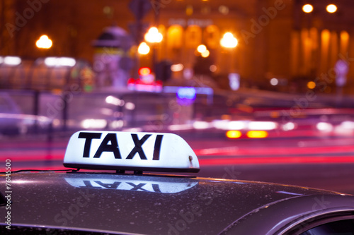 Fotografie, Obraz Svítící nápis taxi proti projíždějících aut