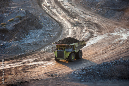 Plakat zakład przeróbki węgla. Duża ciężarówka górnictwo w miejscu pracy węgla trans