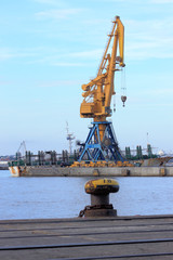 Mooring and heavy crane