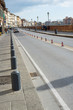© Andreaphoto - Strada urbana traffico, birilli, corsie, prospettiva