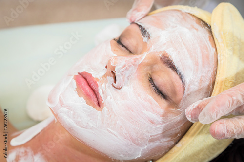 Fotografía Cosmetology spa facial. Beautiful brunette in a spa salon