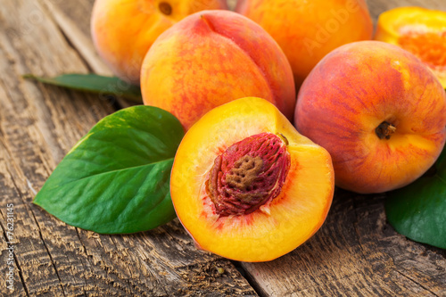 Fotomural fresh peaches on wood background