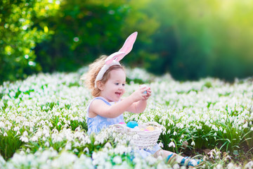 Wall Mural - Beautiful ittle girl on Easter egg hunt