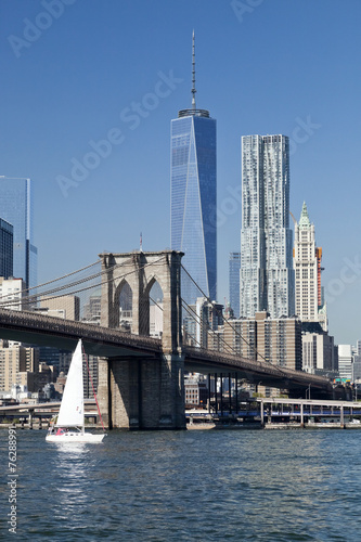 Obraz w ramie The New York Downtown w Brooklyn Bridge