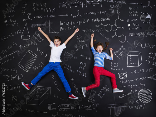 Deux schoolkids apprentissage Poster Mural XXL