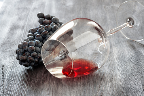 Naklejka - mata magnetyczna na lodówkę Wine glass with grape on wooden table