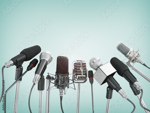 Plakaty mikrofon  rozne-mikrofony-ustawione-na-konferencji-prasowej