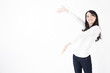 © Ni_photo - 若い女性 驚きや笑顔で指差し広告スペース