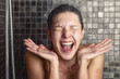 canvas print picture - Junge Frau reagiert überrascht auf heißes oder kaltes Wasser