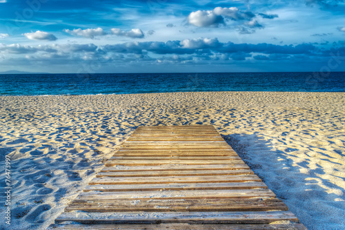 Cuadros en Lienzo wooden boardwalk on the sand in hdr
