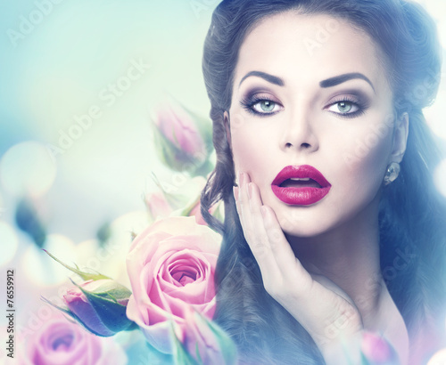 Naklejka dekoracyjna Retro woman portrait in beauty pink roses