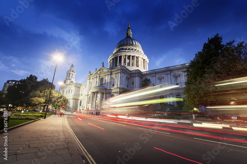 Fotografía La catedral de San Pablo y en movimiento de autobuses de dos pisos, Londres, Rei