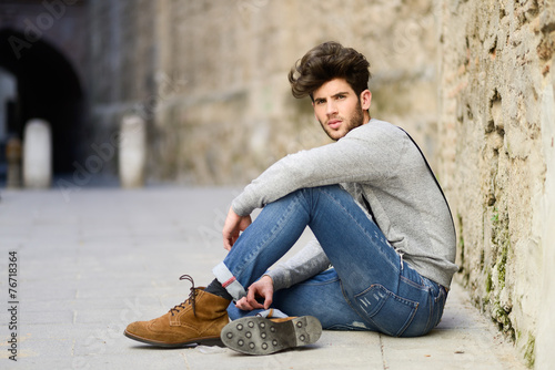 Naklejka na szybę Man wearing suspenders in urban background