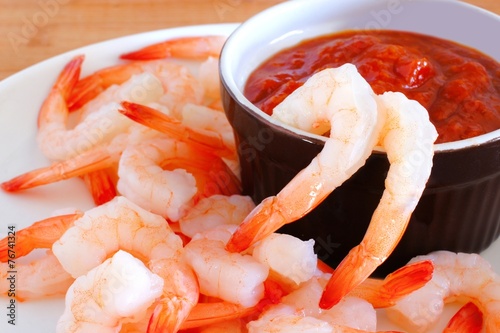 Crevettes close up sur une plaque avec la trempette Tableau sur Toile