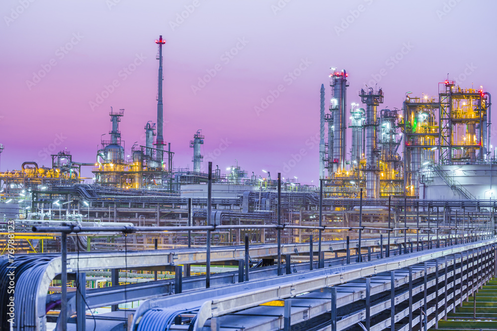 Twilight of industrial petroleum plant - obrazy, fototapety, plakaty 