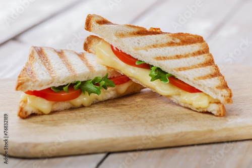 Fotografía grilled sandwich toast with tomato and cheese