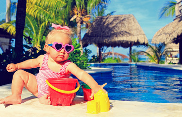 Wall Mural - cute toddler girl playing in swimming pool