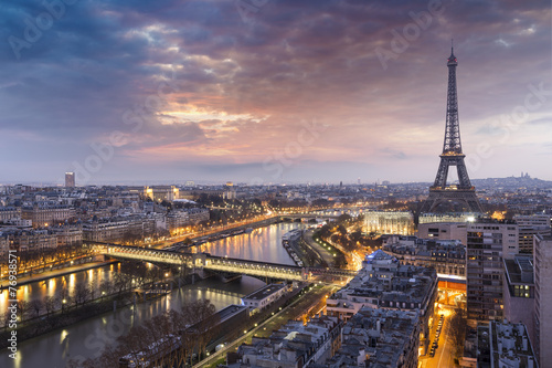 Fototapeta na wymiar Panorama de la ville de Paris avec la Tour Eiffel