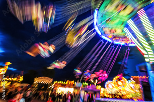 Fotografia Traditionelles Kettenkarussell bei Nacht