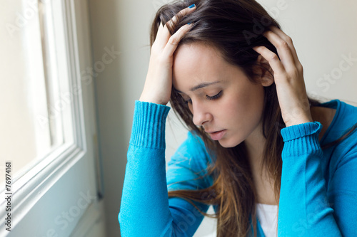 Fotografía Mujer joven deprimida que se sienta como en casa.