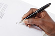 © mariesacha - femme noire signant contrat