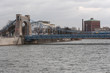 Miejski widok z rzeką i mostem